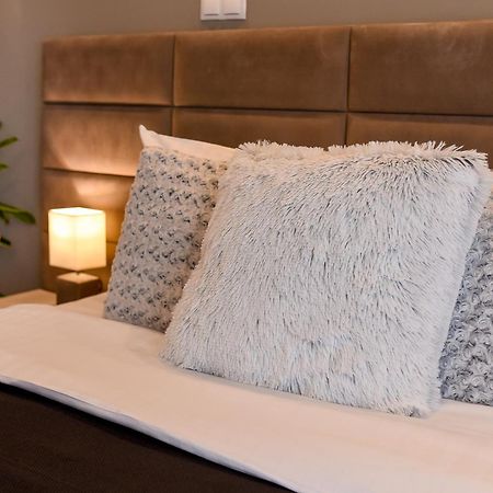 Chic Accommodation With Breathtaking Views Over Calea Victoriei - Your Central Heaven Bucureşti Exterior foto